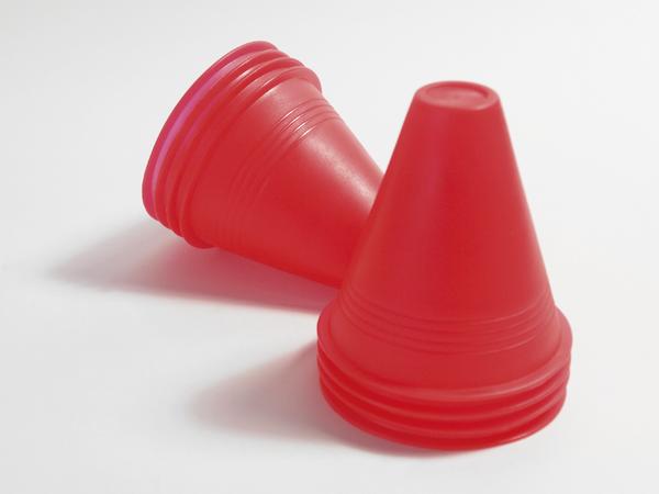 Rote Trainingskegel aus Kunststoff für Sportübungen.