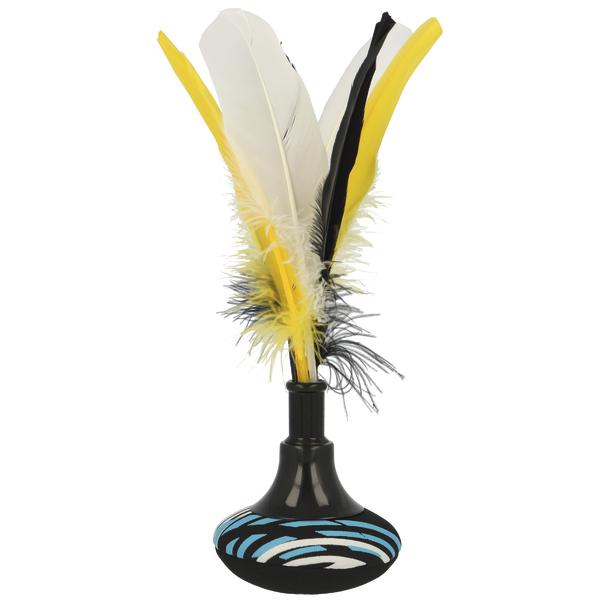 Federkielhalter mit gelben, weißen und schwarzen Federn in schwarzem Ständer mit blauem Muster.