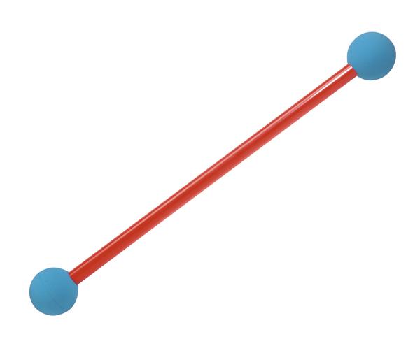 Rotes Stabspielzeug mit blauen Kugeln an beiden Enden auf weißem Hintergrund.