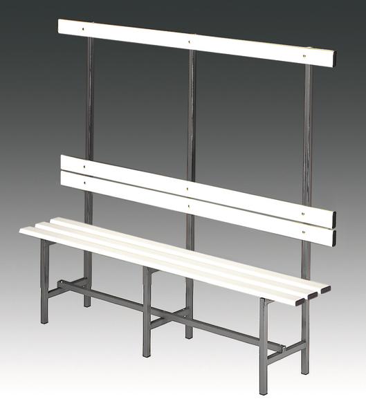 Weiß-graue Umkleidebank mit Rückenlehne und Metallgestell, freistehend vor grauem Hintergrund