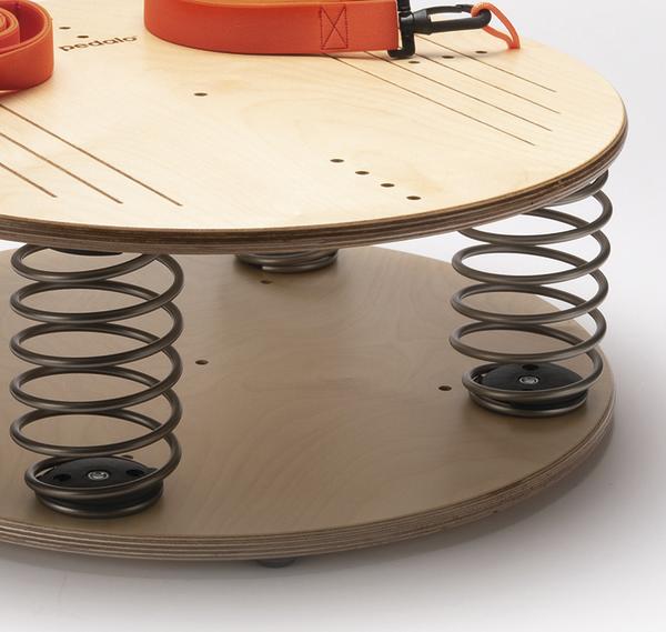 Federndes Balance-Board aus Holz mit Metallfedern und orangem Tragegurt für Gleichgewichtstraining.