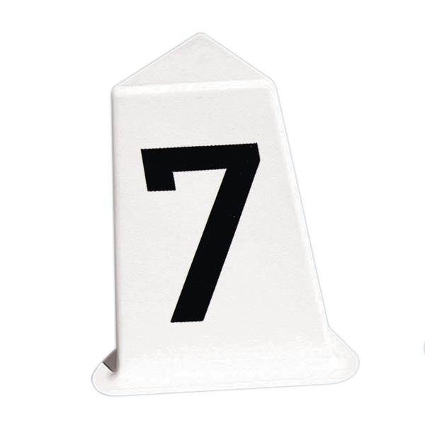 Weißes Tischnummernschild mit schwarzer Zahl 7, aufrecht stehend.