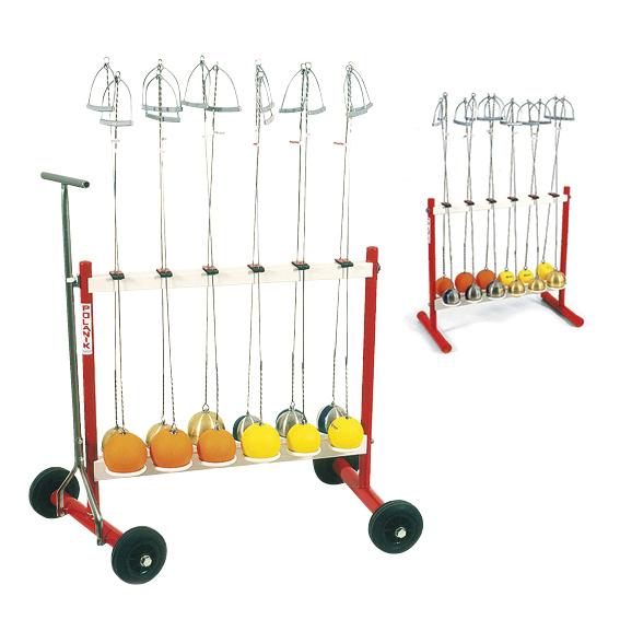 Pendel mit verschiedenen Gewichten auf rotem Transportwagen für Physikexperimente.