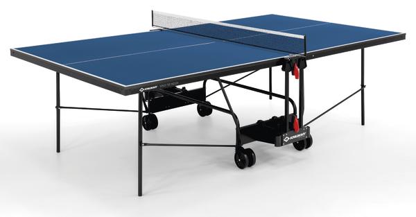 Tischtennisplatte mit blauem Spielfeld, Netz und klappbarem Gestell auf weißen Hintergrund.