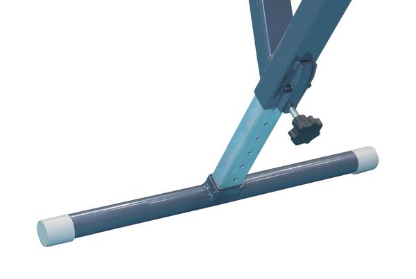 Verstellbarer Metallständer mit Schraubverschluss und rutschfesten Gummikappen auf weißem Hintergrund.