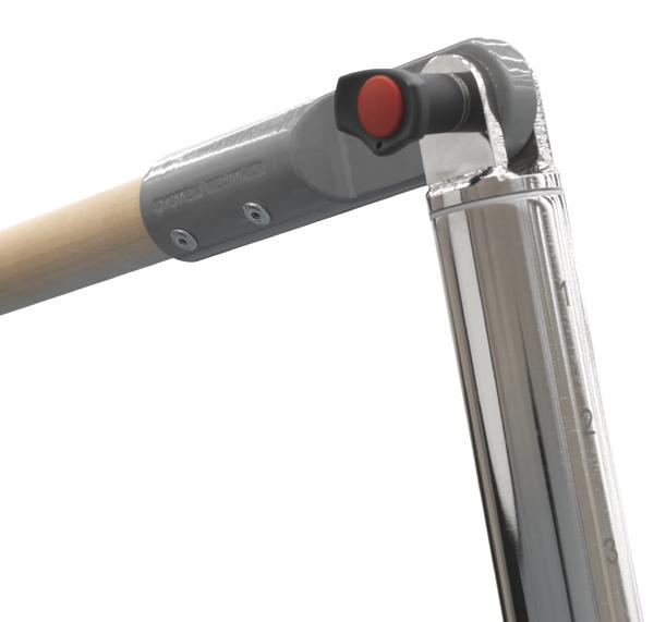 Klappbarer Teleskopgriff mit Holz- und Metallteilen, Nahaufnahme.