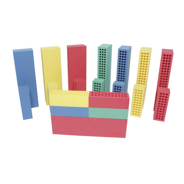 Bunte Montessori-Materialien aus Holz zur Zahlen- und Mengenlehre.