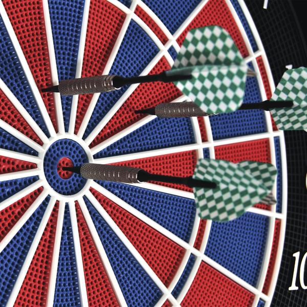 Dartscheibe mit drei Pfeilen, einer trifft die Mitte, zwei daneben im roten und blauen Bereich.