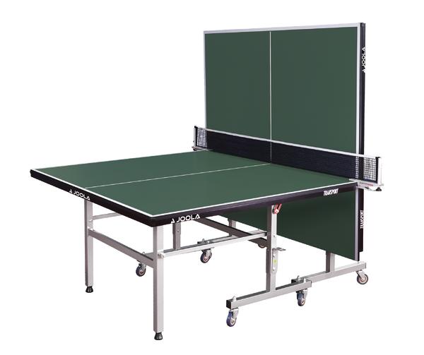 Klappbarer grüner Tischtennistisch mit Netz und Rollen für Indoor-Sport.