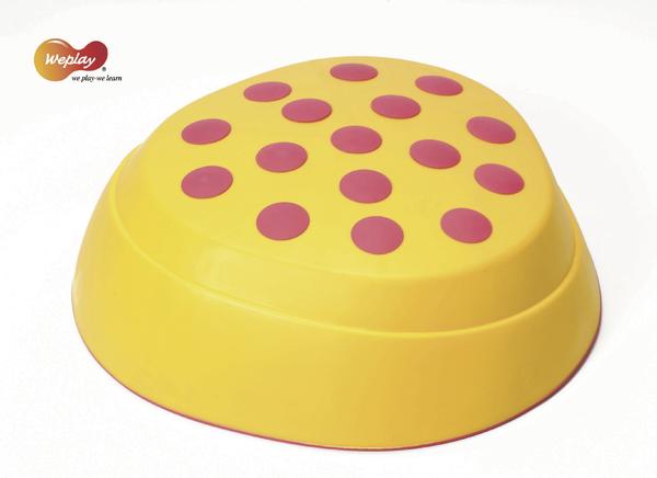 Gelber Balancierstein mit roten Punkten, Spielgerät für Kinder von Weplay.