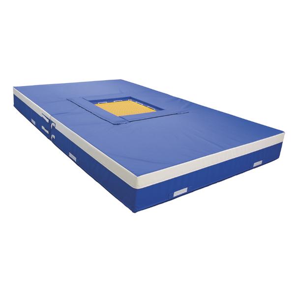 Große blaue Trampolin-Sicherheitsmatte mit mittiger Aussparung für ein Bodentrampolin.