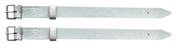 Hellblauer Leder-Gürtel mit silberner Schnalle, flach liegend auf weißem Hintergrund.