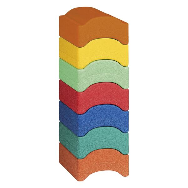Stapel aus verschiedenfarbigen Schaumstoffbausteinen mit gewölbter Form vor weißem Hintergrund.