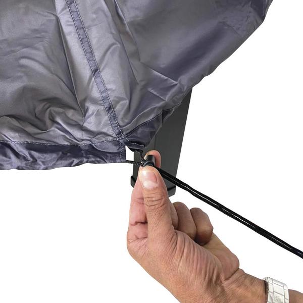 Nahaufnahme von Zugsystem einer Abdeckplane für Outdoor Kicker.