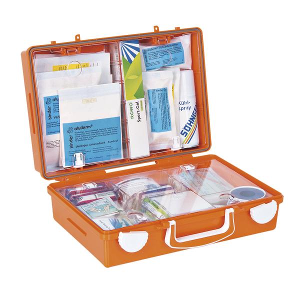 Erste-Hilfe-Kasten mit Verbandsmaterial und Kühlgel in orangefarbener Box geöffnet.
