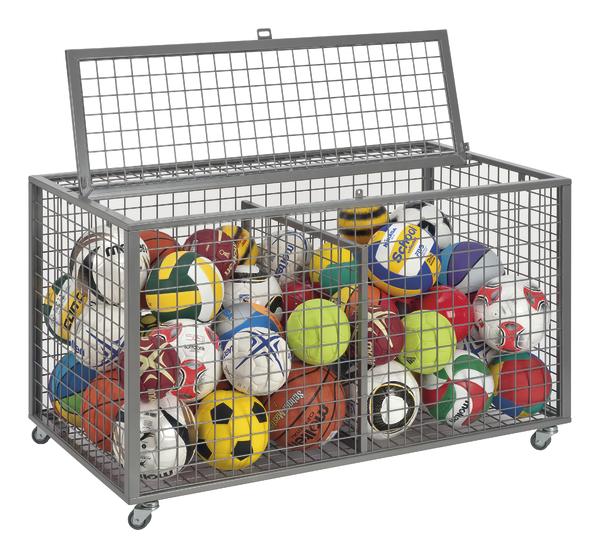 Metallgitterbox auf Rollen mit verschiedenen Sportbällen wie Fußball, Volleyball und Basketball.