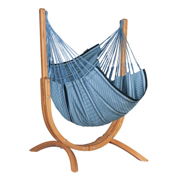Hängesessel aus blauem Stoff mit Holzgestell für Garten und Terrasse.