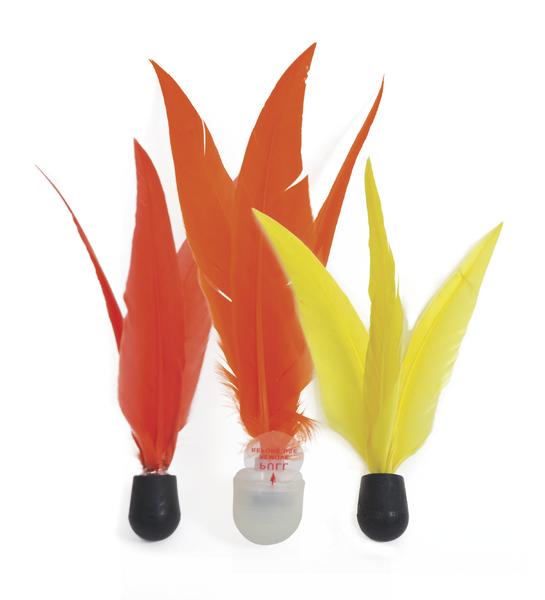 Drei bunte Federbälle in Rot und Gelb für Badminton oder Federballspiel.