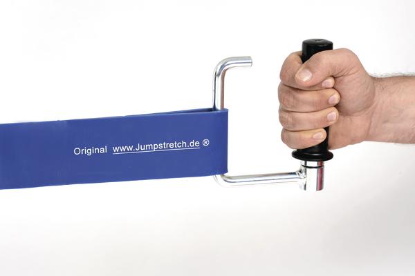 Hand dreht Griff an blauem Widerstandsband von Jumpstretch für Dehnübungen.