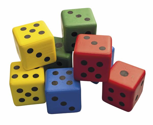 Bunte Spielwürfel in Gelb, Grün, Rot und Blau mit schwarzen Punkten auf weißem Hintergrund.