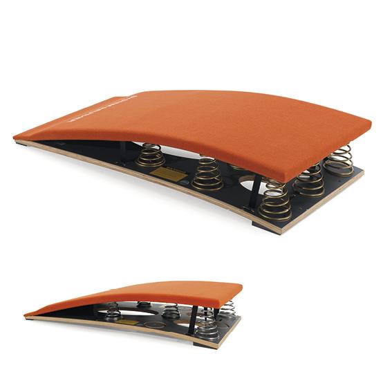 Sprungbrett mit orangener Oberfläche und Federmechanismus für Turnübungen und Sprünge.