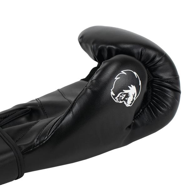 Schwarzer Boxhandschuh aus Leder mit weißem Löwen-Logo, Nahaufnahme auf weißem Hintergrund.