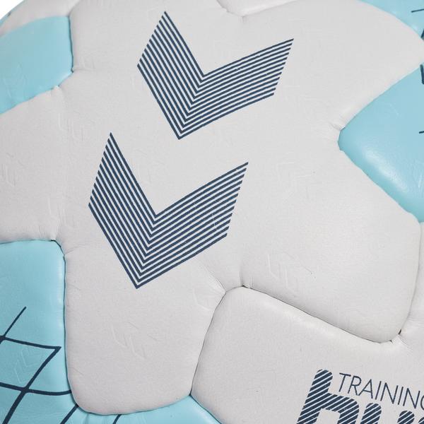 Nahaufnahme eines weiß-blauen Hummel Handballs mit marineblauem Streifenmuster, ideal für Handballspiele und Training.