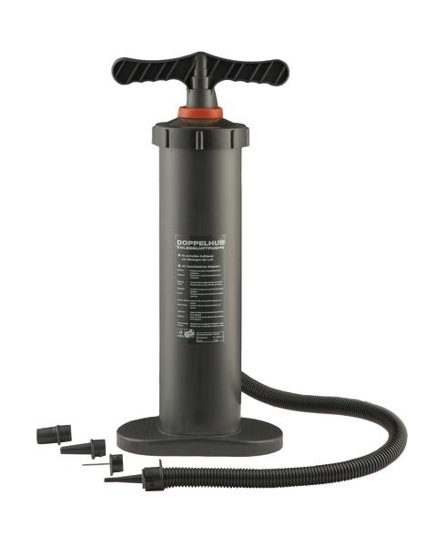 Doppelhub-Handpumpe mit Schlauch und Aufsätzen zum Aufblasen von Luftmatratzen und Reifen.