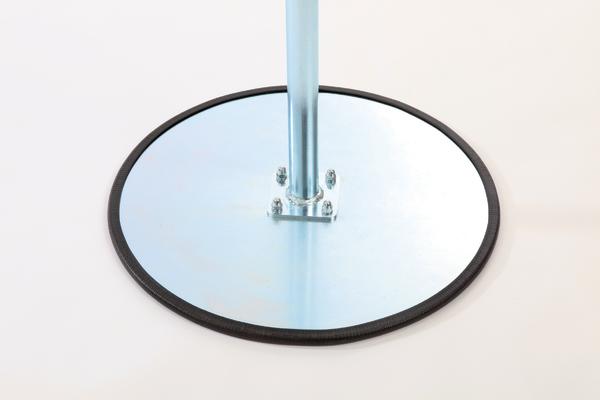 Stab mit rundem, reflektierendem Metallfuß auf weißem Hintergrund.