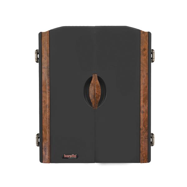 Schwarzer Koffer mit braunen Holzleisten und Griff, geschlossen, vor weißem Hintergrund.