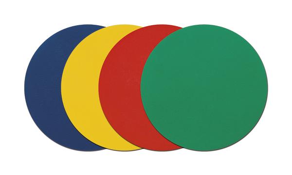 Vier bunte runde Kunststoffscheiben in Blau, Gelb, Rot und Grün auf weißem Hintergrund.