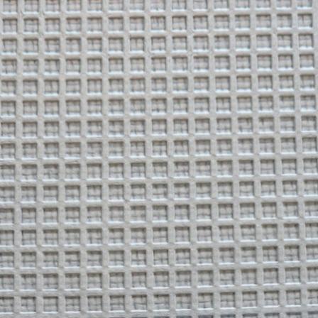 Nahaufnahme eines weißen, strukturierten Gitternetzmusters aus Kunststoff oder Metall.