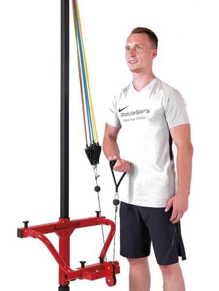 Mann trainiert mit Widerstandsbändern an ModularSports Fitnessgerät vor weißem Hintergrund.