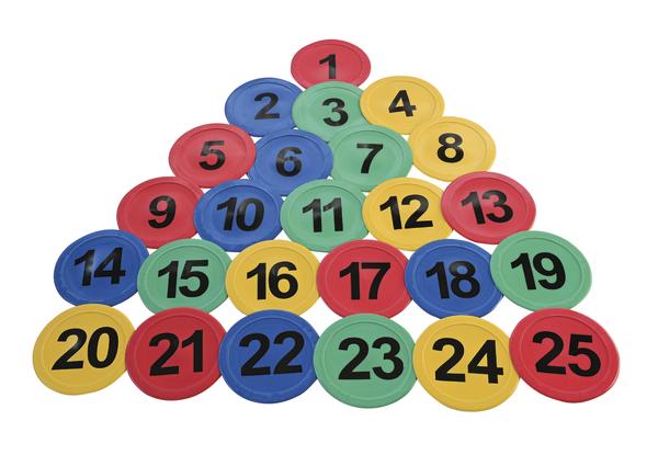 Bunte Kunststoffscheiben mit Zahlen 1 bis 25, in Pyramidenform angeordnet.