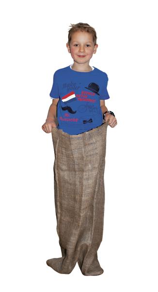 Junge im blauen T-Shirt beim Sackhüpfen mit Jutesack vor weißem Hintergrund.