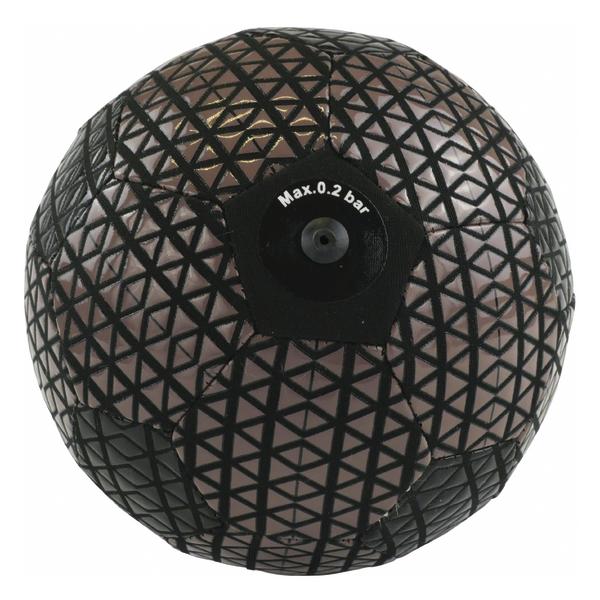 Ball in dunklem Braun mit schwarzem Muster und Ventil.