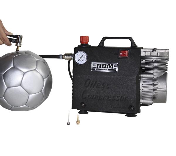 RBM Kompressor pumpt einen silbernen Fußball auf, mit Druckanzeige und Zubehör.