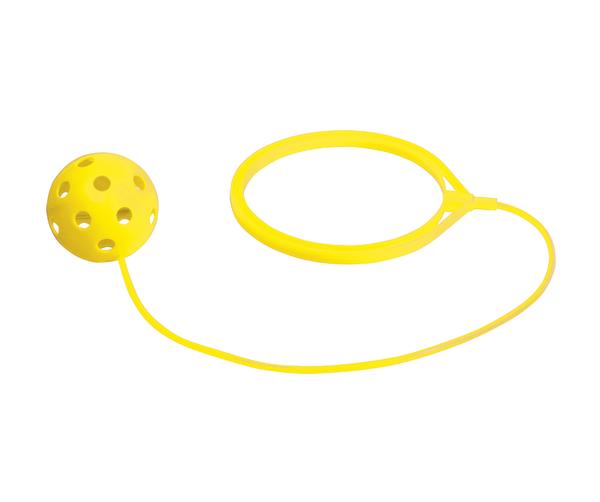 Gelber Wurfball mit Lochmuster und elastischem Ring für Wurf- und Fangspiele.