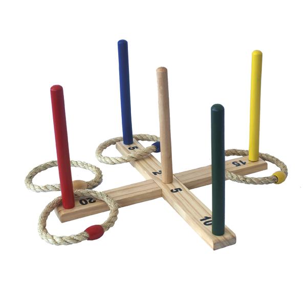 Holz-Ringwurfspiel mit fünf bunten Stäben und vier Wurfringen auf weißem Hintergrund.
