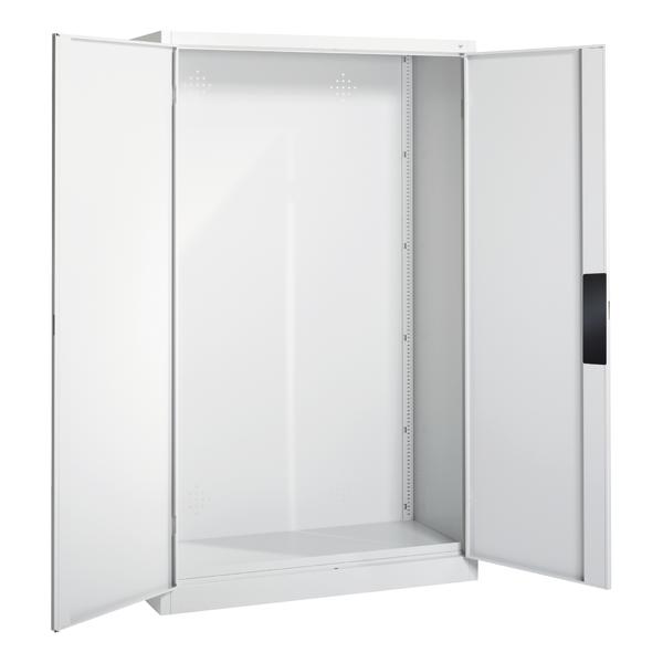 Weißer, leerer Metallschrank mit geöffneten Türen, ideal für Büro- oder Werkstattlagerung.