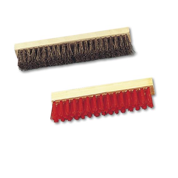 Zwei Handfeger mit Holzgriff, einer mit braunen und einer mit roten Borsten.