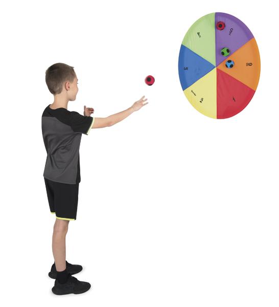 Junge wirft einen Ball auf ein buntes Zielscheiben-Spiel mit Zahlen, isoliert auf weißem Hintergrund.