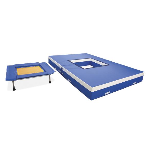 Blaue Trampolin-Sicherheitsmatte mit Aussparung neben einem Bodentrampolin.