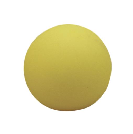 Gelber Tischtennisball auf weißem Hintergrund, rund und glatt.