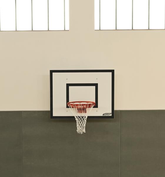 Basketballkorb mit Netz in moderner Sporthalle, Fokus auf Korb und Brett.