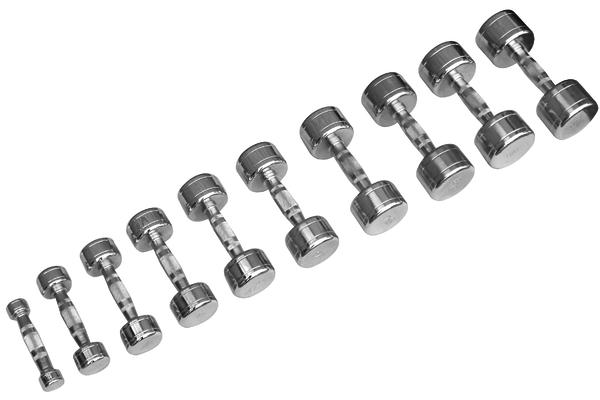 Verschiedene Größen von verchromten Kurzhanteln in einer Reihe auf weißem Hintergrund.