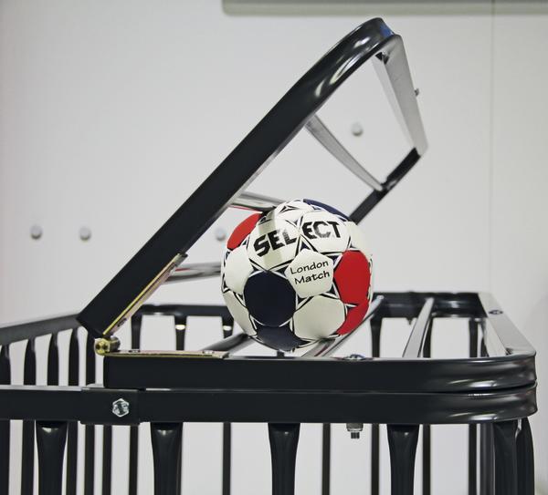 Schwarzer Ballwagen mit geöffnetem Klappdeckel und einem Handball zur Aufbewahrung von Sportbällen.