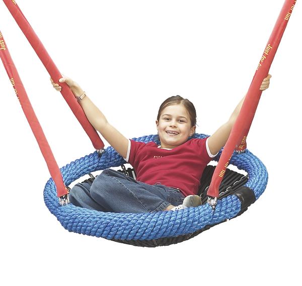 Kind sitzt lachend auf blauer Nestschaukel mit roten Seilen vor weißem Hintergrund.