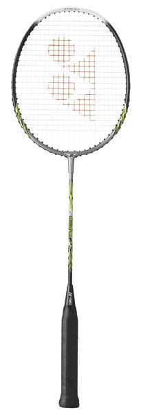 Badmintonschläger mit schwarzem Griff und besaitetem Kopf, weißer Hintergrund.