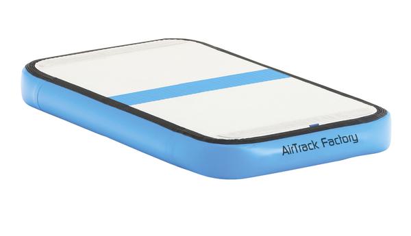 Aufblasbare AirTrack Gymnastikmatte in Blau und Weiß für Training und Turnen.